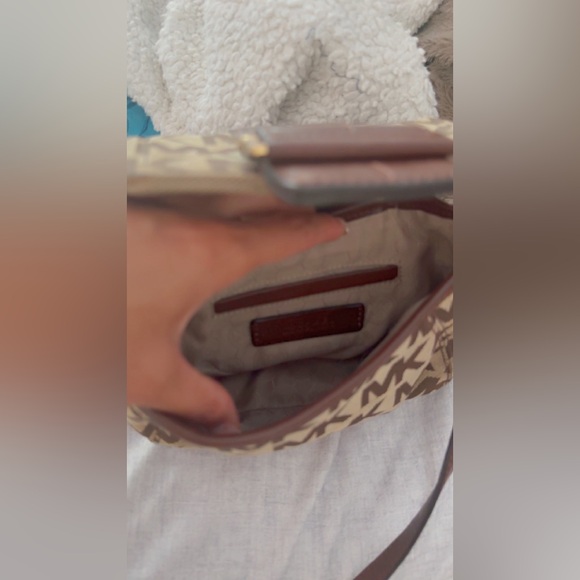 I’m selling a cross body Michael Kors purse. I love this purse and the design. - Picture 4 of 5